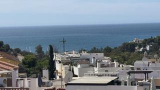 Àtic a Nueva Torrequebrada. Frente a un parque que tiene kiosco y restaurante
