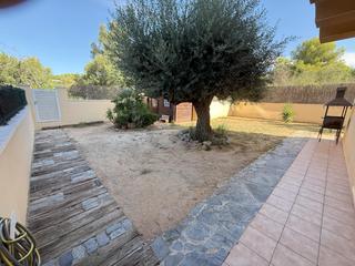 Rez-de-chaussée à La Franquesa-Oasis Park. En la urb el oasis,