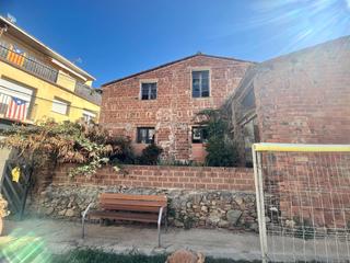 Maison jumelée à Arenys de Munt. Casa en arenys de munt en calle traquila, para reformar