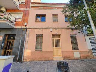 Chalet à Vinyets-Molí Vell. Al lado de plaza cataluña