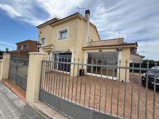 Chalet à Banyeres del Penedès. En el mismo centro del pueblo.