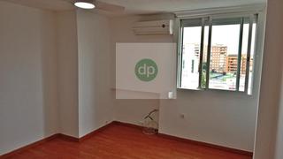 Location Appartement à Santa Marina. En plena av sta marina, junto a la pza alféreces.