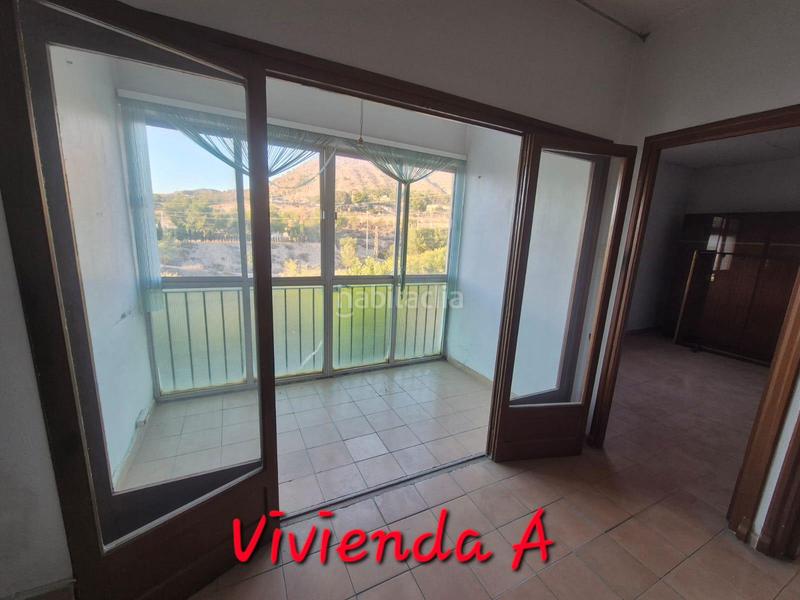 Foto df537135-9a42-414b-badb-ac5cff36d4ea. Casa pareada casa adosada local y vivienda zona aytoderrocat en Petrer