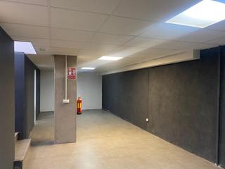 Location Local commercial à Sevilla la Nueva. Local en dos plantas, sótano de 100 m2 y 50 m2 planta