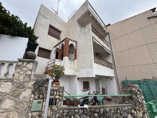 Chalet in Roda de Barà. Por encima del casco antiguo, en la zona norte.