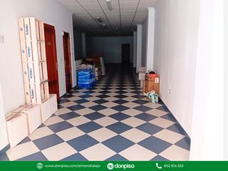 Location Local commercial à Almendralejo. Gran local en alquiler en almendralejo. calle comercial