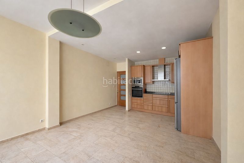 Foto 19d4b6eb-9cd4-4bf3-9427-77c11450db44. Casa aparellada amb calefacció aparcament a Centre Sabadell