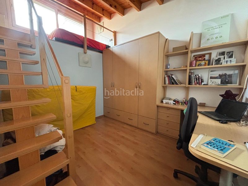 Foto 38bdc4b1-6126-462e-9c47-bb052529541b. Casa aparellada amb calefacció aparcament a Centre Sabadell