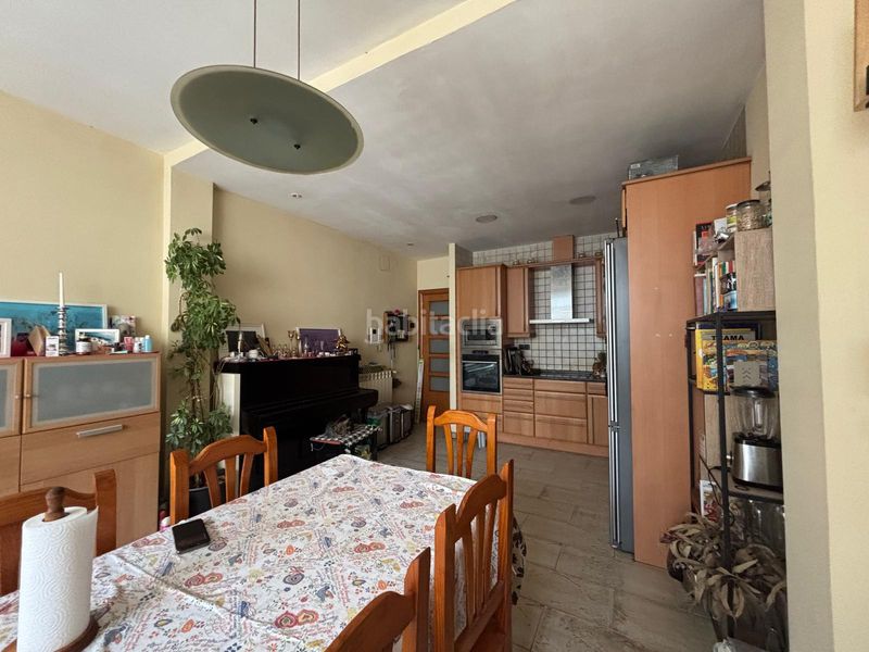 Foto 682589d7-6824-40e3-9267-467a2d3192f8. Casa aparellada amb calefacció aparcament a Centre Sabadell