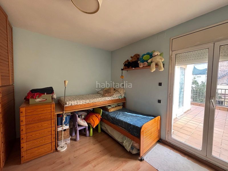 Foto b253b49b-84a7-4773-8a90-7c9aa8b20ee2. Casa aparellada amb calefacció aparcament a Centre Sabadell