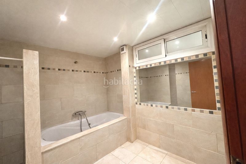 Foto d4688854-35ce-41cc-927a-96767e0e5dab. Casa aparellada amb calefacció aparcament a Centre Sabadell