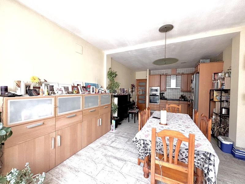 Foto eb0dd1fd-324b-4720-92a0-4584a0fa3815. Casa aparellada amb calefacció aparcament a Centre Sabadell