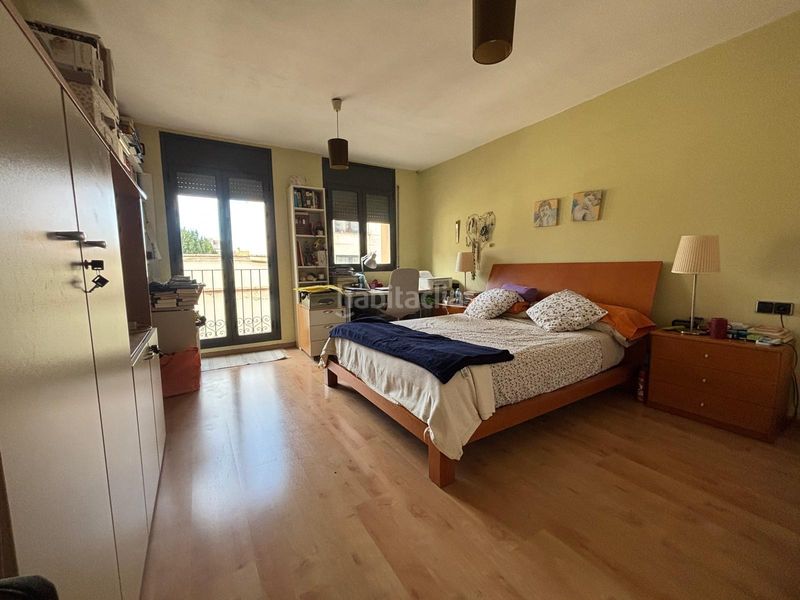 Foto f60fed66-eeff-4726-9870-92ed1e655e03. Casa aparellada amb calefacció aparcament a Centre Sabadell
