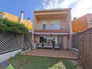 Casa pareada en Banyeres del Penedès. Urb saifores a 10mits de el vendrell