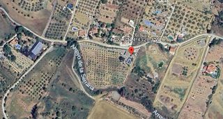 Masia a Pizarra. Ubicado a  1 kl de la carretera principal, con vecinos.