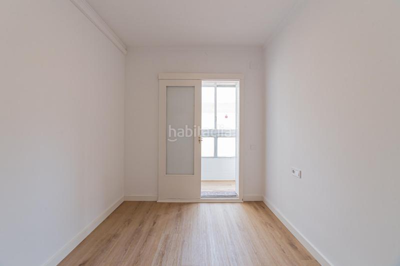 Foto e6b5f216-d41e-4b3c-a06e-9719b32755e2. Apartamento metro camp de larpa maragall en Guinardó Barcelona