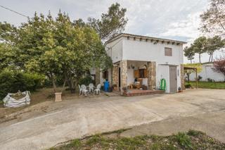 Chalet in Torre de Claramunt (La). Urbanización pinedas darmengol