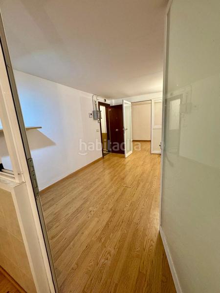 Foto 45c50be1-1a90-4f52-a851-e1df8f137c57. Local comercial a tres calles del metro maragall! en Barcelona