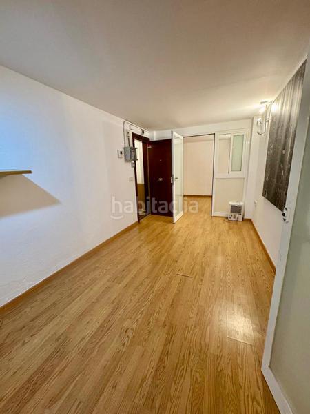 Foto 5df00679-d989-45d8-a198-5c031dbd7c2b. Local comercial a tres calles del metro maragall! en Barcelona