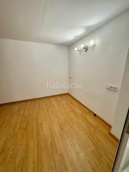 Foto 68972815-8cc6-47f5-b455-854877d6afdc. Local comercial a tres calles del metro maragall! en Barcelona