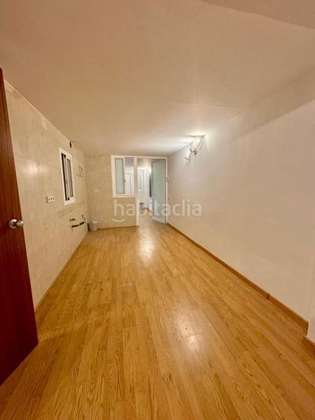 Foto 7fa787ed-be45-4c19-8f51-b2332d61d627. Local comercial a tres calles del metro maragall! en Barcelona