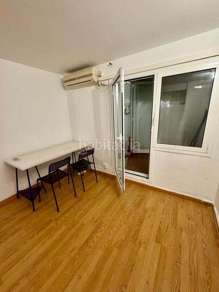 Foto 9178d5cf-ff7e-4202-9b1b-cc6377a8ef4f. Local comercial a tres calles del metro maragall! en Barcelona