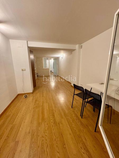 Foto 98b05b04-8fbb-44f6-bd07-d21482f5fe67. Local comercial a tres calles del metro maragall! en Barcelona