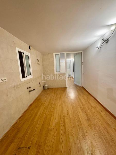Foto c8864ee1-e384-44e1-9d10-276d32852b1a. Local comercial a tres calles del metro maragall! en Barcelona