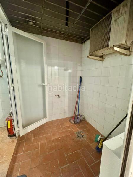 Foto f7e69497-4ad5-43c7-904d-03dce9efdd66. Local comercial a tres calles del metro maragall! en Barcelona