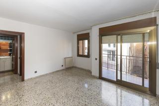 Apartamento en Roquetes. Piso en calle la torres en barcelona, nou barris.