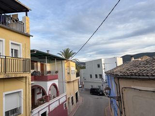 Casa aparellada a Benilloba. Al final de la calle bar les moreres