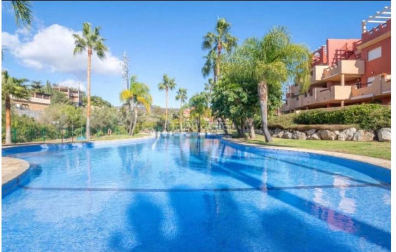 Foto 89926594-293e-4d15-97b1-088a66c780b8. Pis amb aparcament piscina a Santa María Marbella