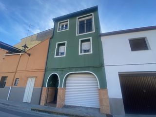 Casa aparellada a Benigànim. Zona amplia cercana al centro y servicios.