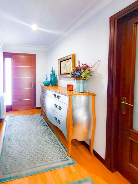 Foto f7e79643-79db-410a-8721-f9aeaee7ea14. Casa aparellada amb calefacció aparcament a Sardoma - Castrelos Vigo
