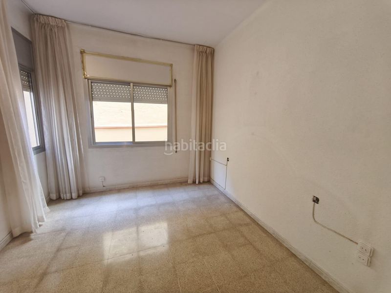 Foto 425f66bd-f82f-4fac-aeff-b65480975e56. Planta baixa a El Camp de l´Arpa del Clot Barcelona