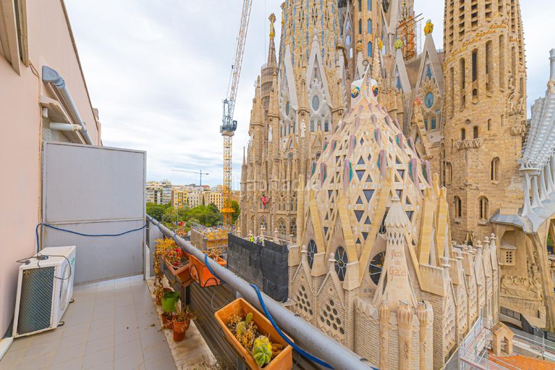 Foto 0ddfbe7c-1ab6-4a74-b8b7-1e5a4ab17e8a. Àtic amb calefacció aparcament a Sagrada Família Barcelona