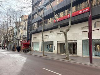 Lloguer Local Comercial a Centre. Rambla, local nuevo a estrenar con salida de humos