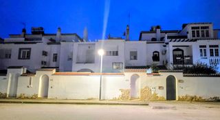 Casa aparellada a Centro. Situada en puerto real  zona de moda y bien comunicada.