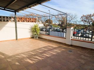 Chalet in Les Roquetes. Junto casas del mar.