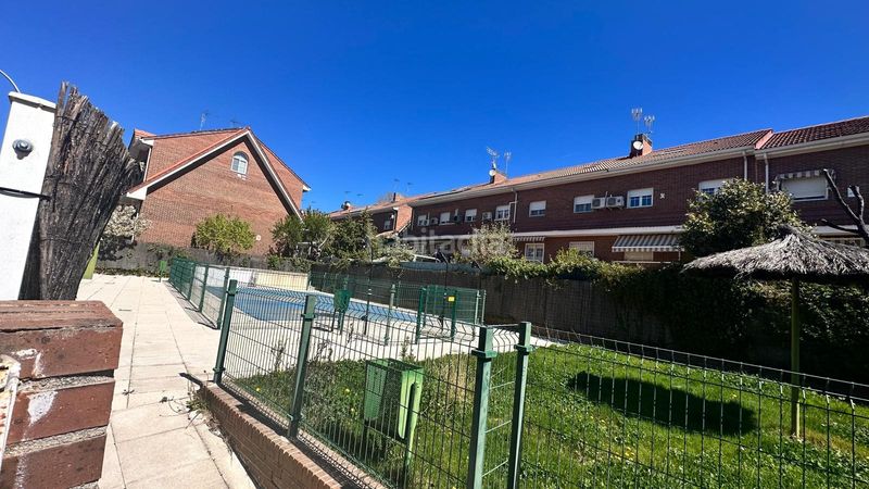Foto 1f3e77d3-604e-4aa0-b882-35f559dd1872. Casa aparellada amb calefacció aparcament piscina a Alcorcón