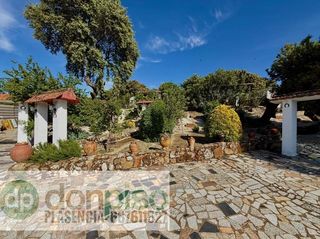 Masía en Aldeanueva del Camino. En la carretera n630