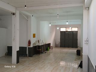 Local Comercial a La Bosca. Ubicado en zona de entrada y salida. apto para teller