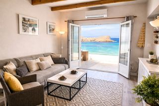 Casa aparellada a Es Mercadal Poble. Sarenal  den castell en  1ª limea de mar , premium