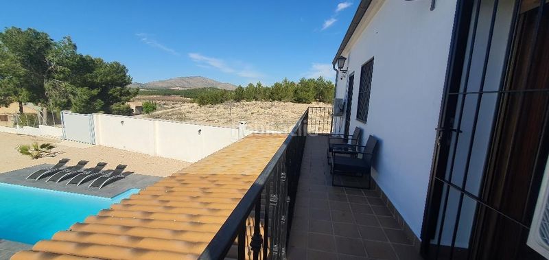 Foto 55e2f890-2a9b-4827-9989-690d400d51f1. Casa aparellada amb calefacció aparcament piscina a Hellín