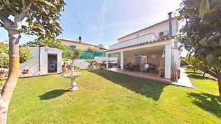 Xalet a Aiguaviva Parc. Urbanización aiguaviva park