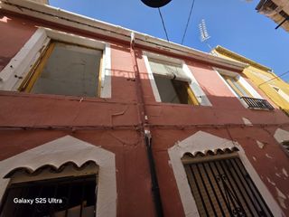 Casa aparellada a El Rabal. Casa adosada en el rabal