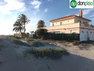 Xalet a Tomás Maestre. Al frente del restaurante el paquebote