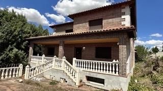 Chalet in Carranque. Chalet independiente 590m2 4hab4bañospiscinagaraje
