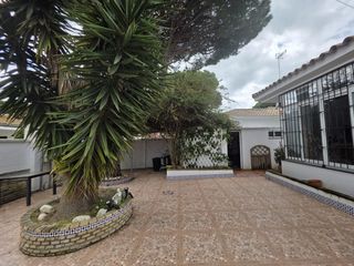 Casa aparellada a La Barrosa. Sito en una de las zonas mas cotizadas de la barrosa.
