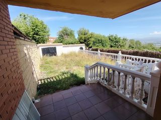 Casa aparellada a Manantiales - Lagar - Cortijo. Muy cerca del mercadona sobre av de la solidaridad